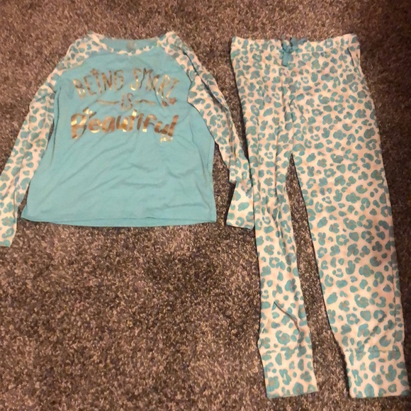 A bundle of 2 kid size pajamas - Picture 2 of 2